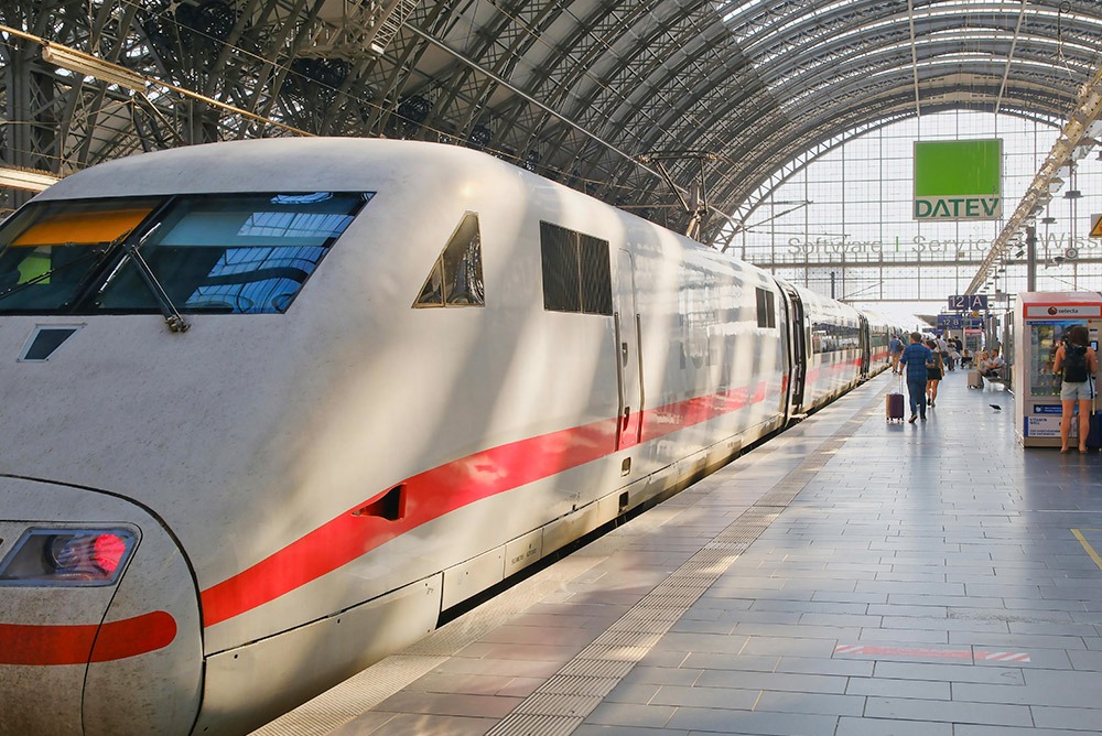 Stazione con un treno fermo