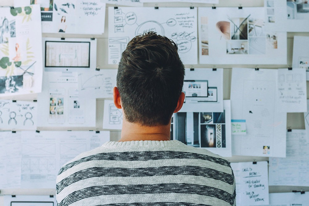 Uomo che guarda foglietti per brainstorming